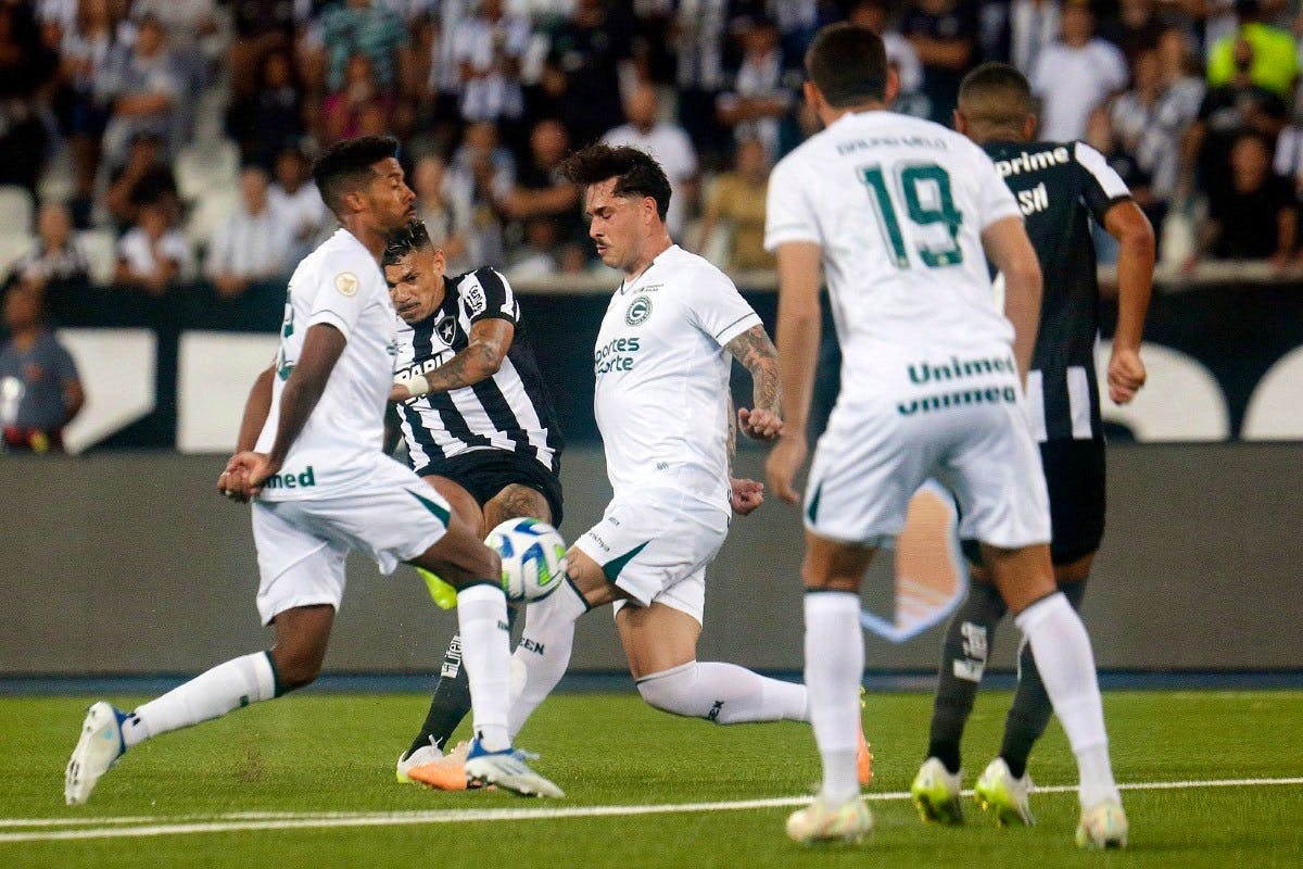 Botafogo empata com Goiás e torcida vaia Bruno Lage