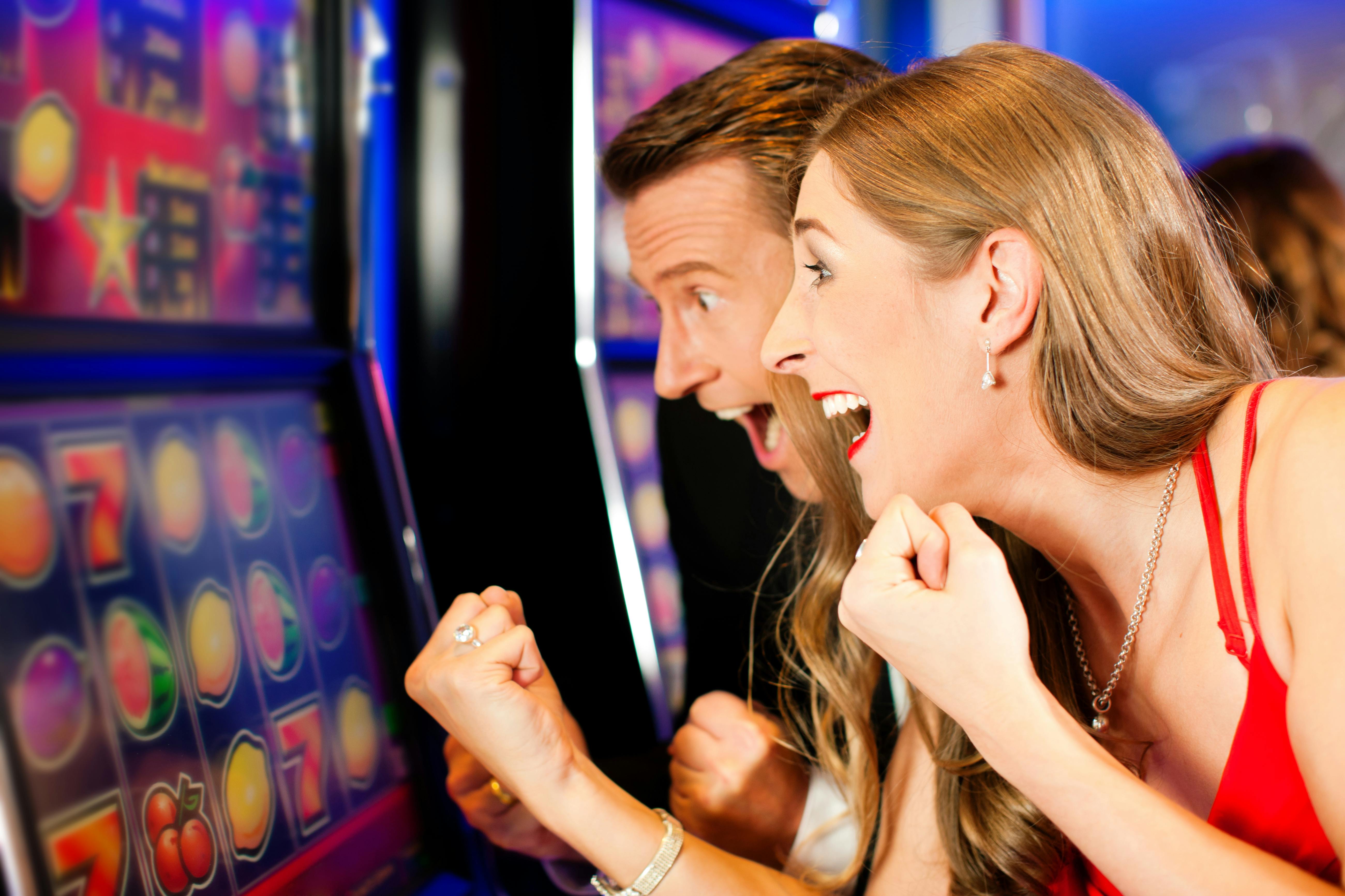 Азартные игры в 2024. Выиграл в казино. Страсть к развлечениям. Люди в казино игровые автоматы. Азартный человек.