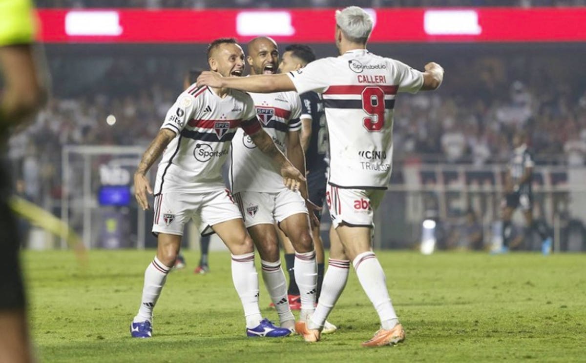 De virada, São Paulo vence Corinthians e sobe na tabela do Brasileirão 2023