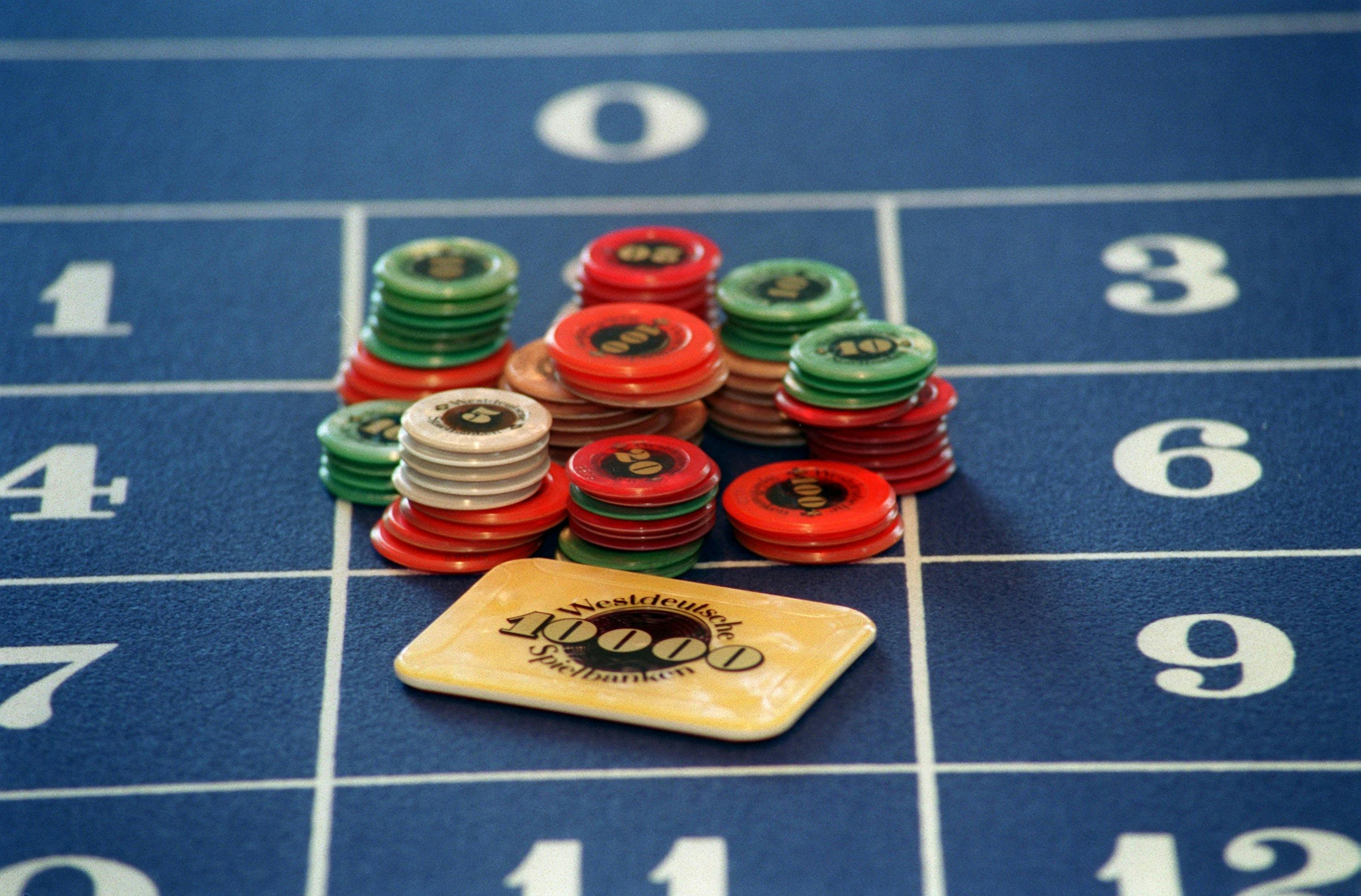 Why do casinos use chips and not cash at the tables? Blog Bitcasino