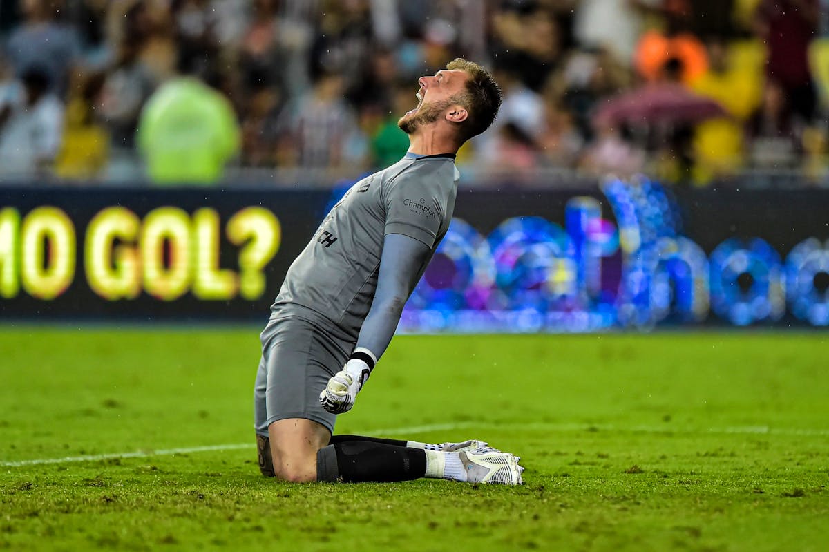 No primeiro jogo sem Luís Castro, Botafogo vence clássico contra o Vasco e  se mantém na liderança