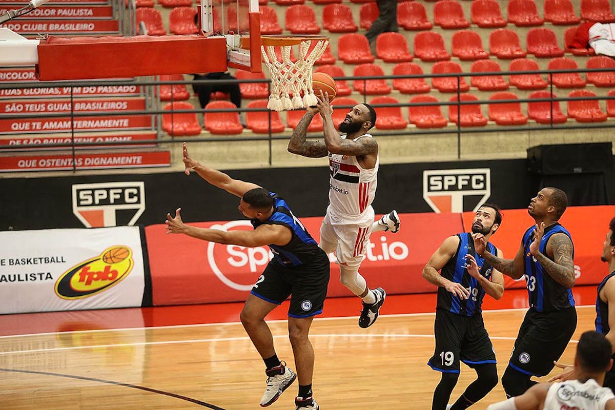 Em jogo movimentado, Corinthians vence Pato Basquete no NBB